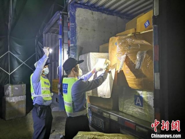 1000万元名牌手表皮包服饰藏匿货车被海关查获-2.jpg