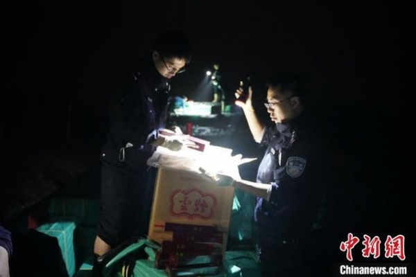 珠海警方联合海关共同侦破一案值3000万元香烟走私案-1.jpg
