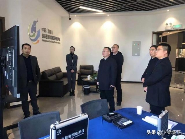 汴梁关注｜河南省政府研究室调研组赴河南国际艺术品保税仓调研-2.jpg