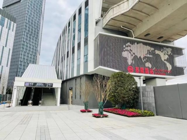10号线列车驶入新终点站基隆路站！外高桥保税区进入双地铁时代-3.jpg
