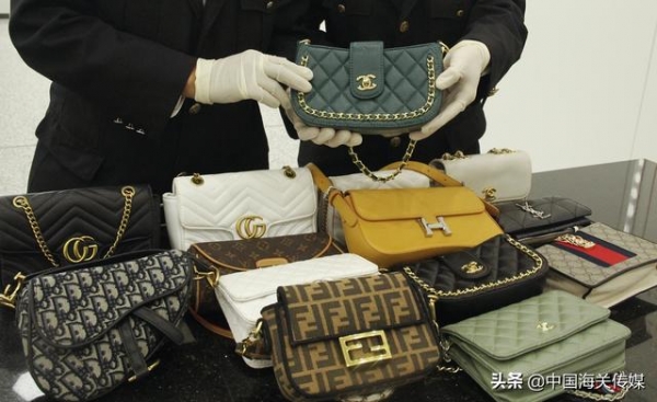 男子携15个冒牌大牌包在横琴口岸入境，被海关查获-2.jpg