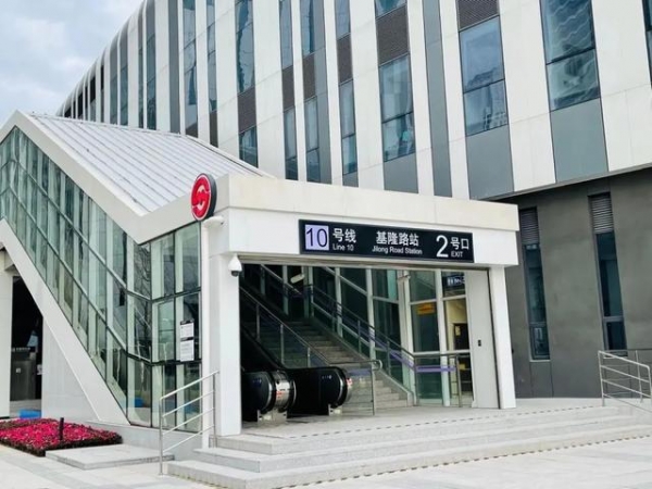 10号线列车驶入新终点站：基隆路站！外高桥保税区进入双地铁时代-2.jpg
