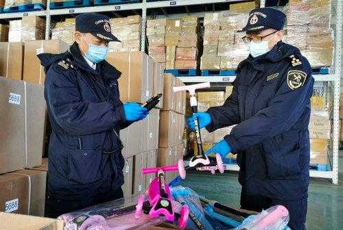 “山寨小猪佩奇”天津新港海关查获一批涉嫌侵权滑板车-2.jpg