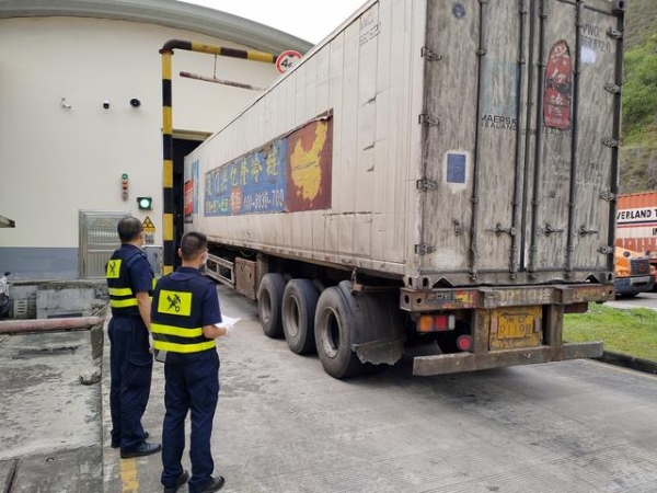 南宁海关集中审像打造“智慧监管”货物管得住且通关快-2.jpg