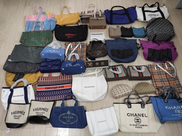 大连邮局海关查获侵权物品172件-1.jpg
