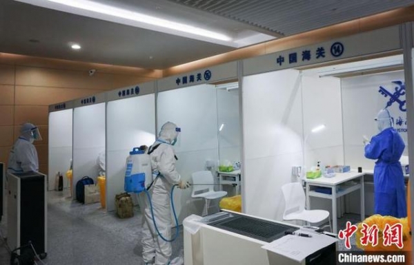 江北机场迎来节前最后一班境外航班 重庆海关守护旅客平安路-5.jpg