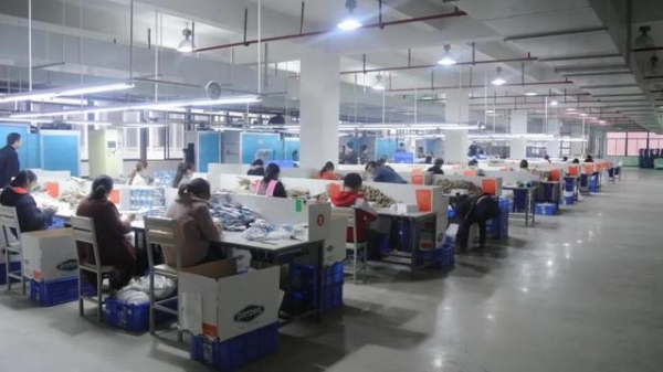 每经记者新春走基层 | 外贸人的“无休”春节：订单量大增，有企业排单至5月，为留人发1.2W补贴-9.jpg