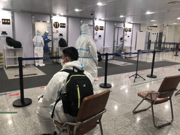 凌晨三点、国门一线，大连周水子机场海关全力保障回国包机-2.jpg