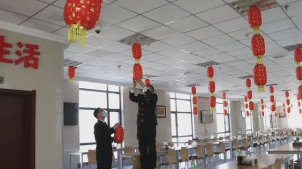 鲅鱼圈海关实招助力就地温暖过佳节-4.jpg