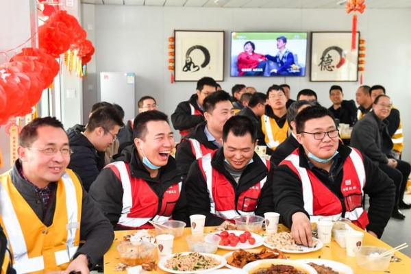 保税区总工会规建局慰问一线建设者 共度元宵佳节-3.jpg