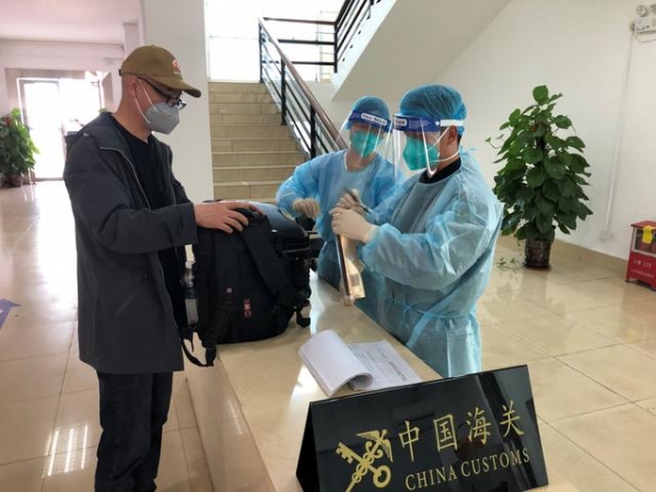 湛江海关紧急救助病痛船员获赞-1.jpg
