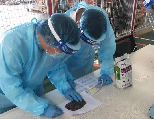 湛江海关在快件中查获4批奇亚籽，毛重约5千克-1.jpg