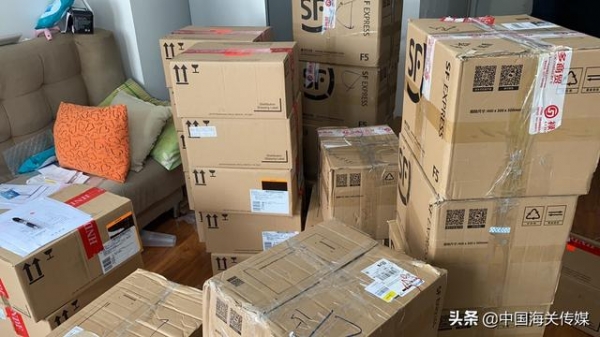 出动警力81人、12个行动小组，现场查扣一堆大牌-2.jpg