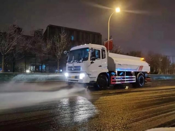 应对大雪 保税区连夜行动-5.jpg