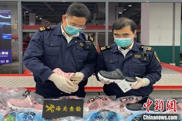 南宁海关在跨境电商渠道查获侵权品牌商标产品800件-1.jpg