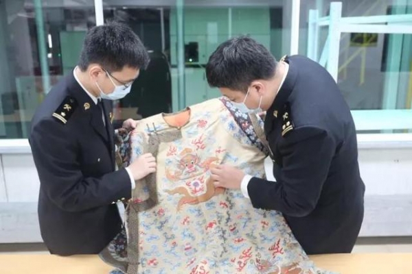 海关查获1件龙袍，价值15万-4.jpg
