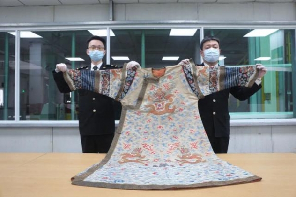 杭州海关查获清代龙袍和明代佛像 两件文物如何被查获、龙袍真是皇帝穿过的吗？-1.jpg