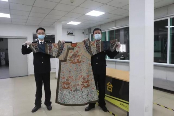 海关查获1件龙袍，价值15万-1.jpg