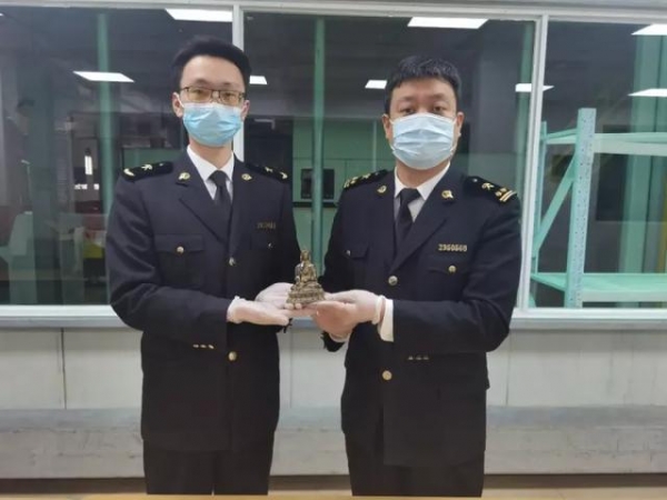 海关查获1件龙袍，价值15万-2.jpg