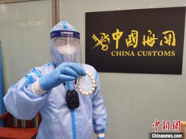 广州海关3天连查4宗旅客违规携带象牙制品入境案-3.jpg