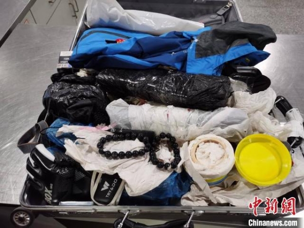 成都：旅客将象牙手串美“黑”携带入境被海关查获-2.jpg