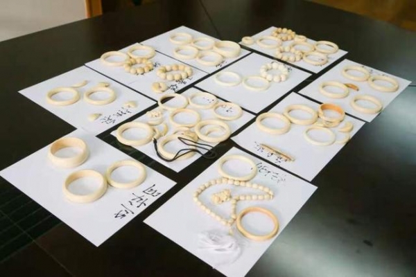上海吴淞海关在入境船员行李物品中查获64件象牙制品，共计2千克-1.jpg