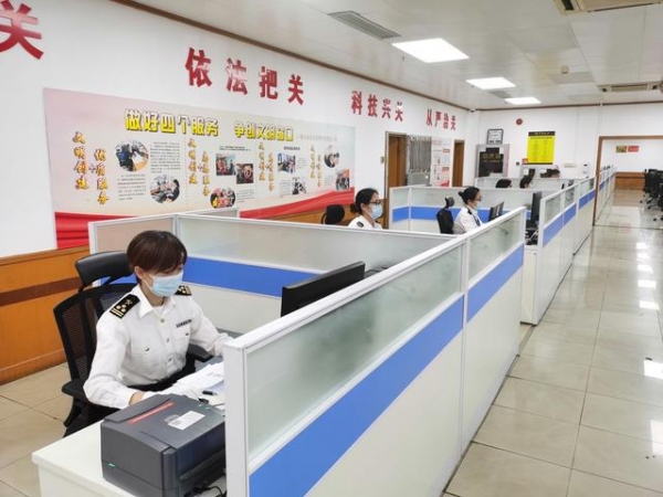 惠及近三千企业逾八万车辆，深圳海关全面实行跨境车辆备案业务无纸化-1.jpg