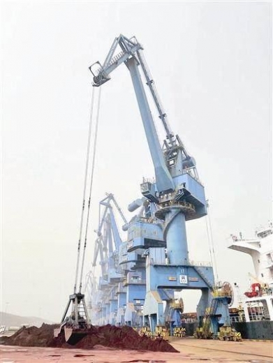 全国海关近年来查扣数量最大固体废物全部退运出境 6.8万吨硫铁矿渣装船待发-2.jpg