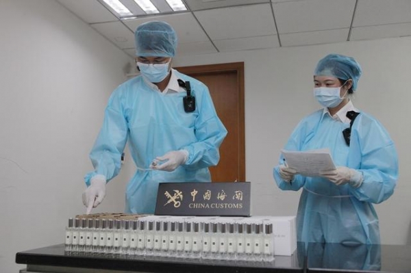港珠澳大桥海关查获跨境司机违规携带香水189瓶-2.jpg