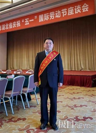 省五一劳动奖章获得者何骏峰：把好人才“进出口”甘做学生护航人”-1.jpg