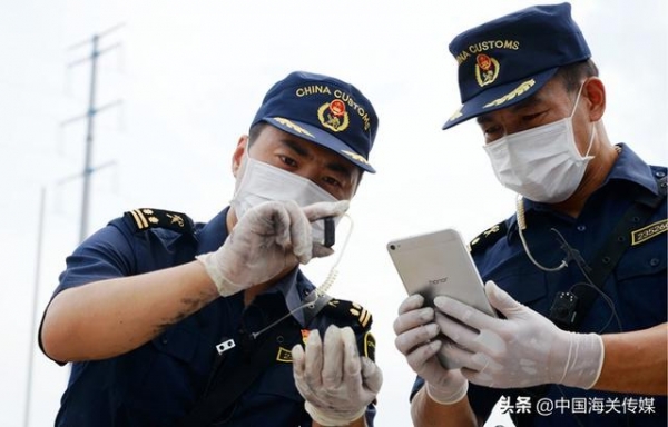 镇江海关查获一批出口未申报危险化学品-2.jpg