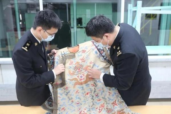 报关几百块的东西，打开一开惊了！杭州海关查获清代龙袍一件-4.jpg