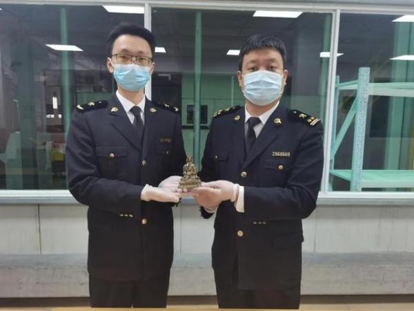 报关几百块的东西，打开一看惊了！杭州海关查获清代龙袍一件！-2.jpg