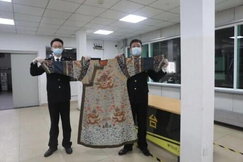 杭州海关查获15万清代龙袍，申报填写为“棉质刺绣女装上衣”-1.jpg