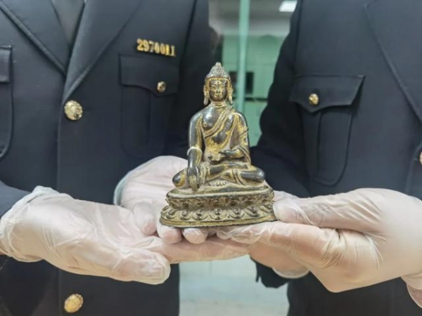 家里有“皇位”要继承？此地海关查获一件清代龙袍，价值15万-5.jpg