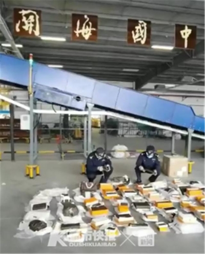 你买的LV包包被查了！海关查获134个“路易威登”假包-3.jpg