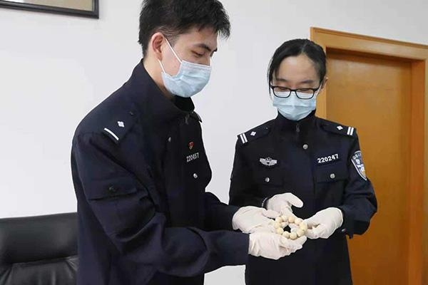 上海海关：12名中国籍入境船员走私象牙制品被立案调查-1.jpg