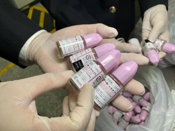 大连周水子机场海关查获违规进境电子烟弹18000支、药剂900支-5.jpg