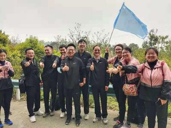 中国进出口银行贵州省分行开展“永远跟党走，开启新征程”暨分行成立三周年健步走活动-2.jpg