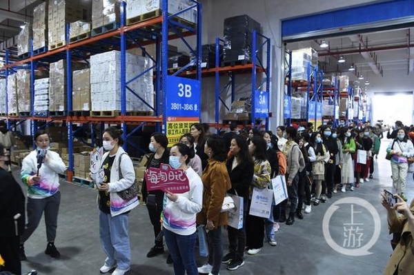 “保税仓开放日”邀社区居民走进保税仓了解跨境商品-2.jpg