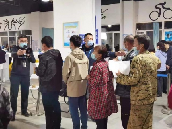 保税区金发疫苗接种点见闻：“你们笑起来真好看！”-8.jpg