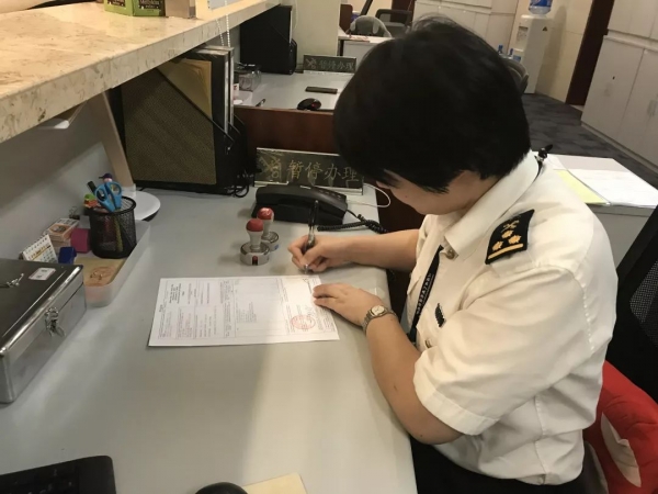 上海海关签发关区首份新版中国-东盟自贸协定原产地证书w3.jpg