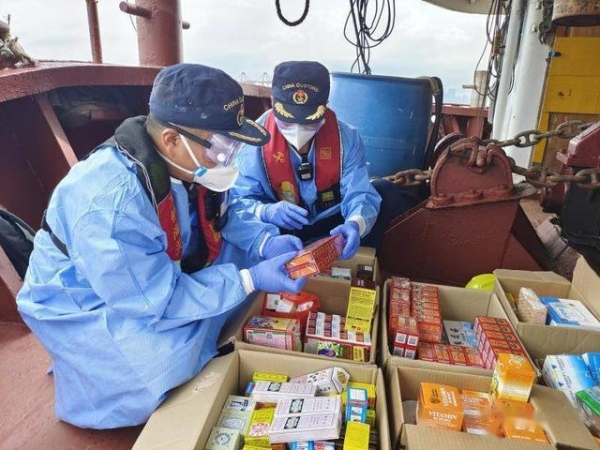 “水客”携“水货”铤而走险！广州海关查获小型船舶暗格夹藏走私案-1.jpg